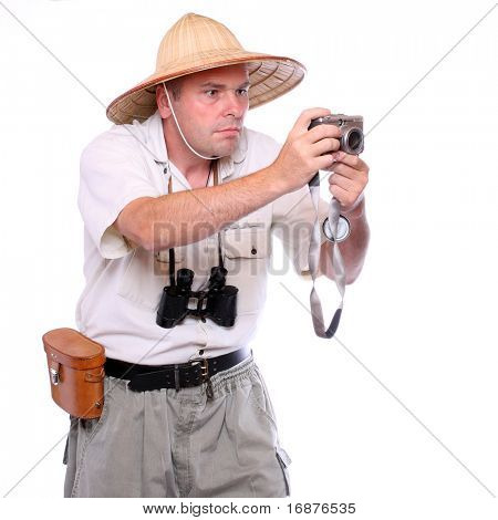 Fotografo con fotocamera vestito tuta per destinazione tropicale. Studio colpo isolato su bianco bac