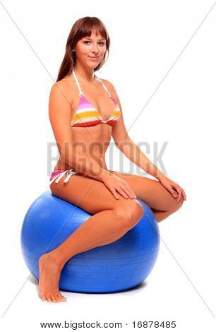 파란 공을 발랄 한 젊은 여자.