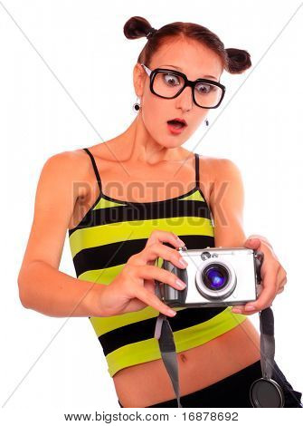Fotografo di giovane donna con fotocamera su uno sfondo bianco.