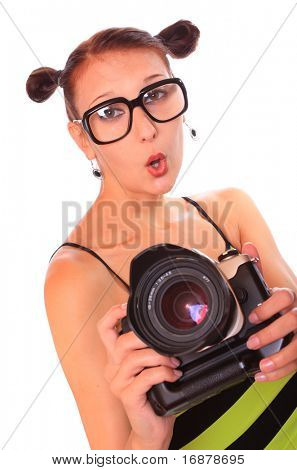 Fotografo di giovane donna con fotocamera su uno sfondo bianco.