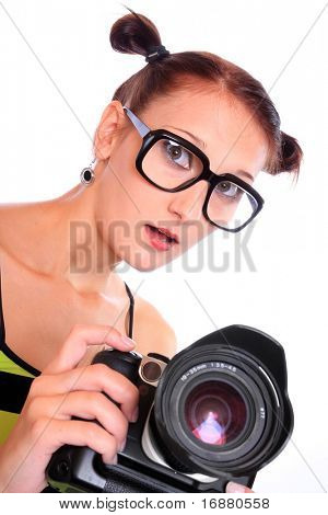 Giovane fotografo con fotocamera professionale su sfondo bianco.