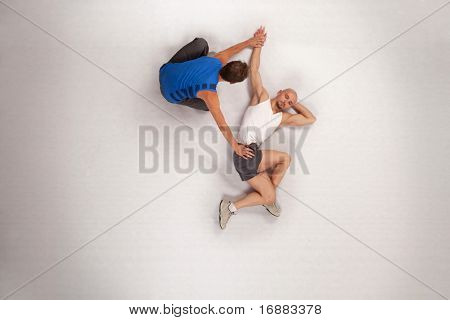 개인 트레이너와 함께 스트레칭 운동 남자