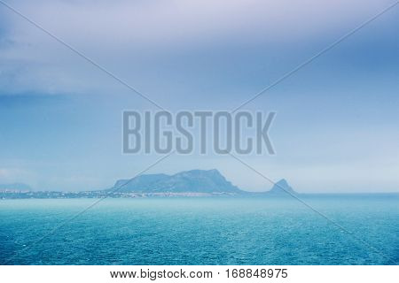 The picturesque landscape of misty mountains and morya.Italiya.Sytsyliya.