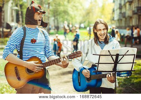 telnyazhkah two musicians sing in the street