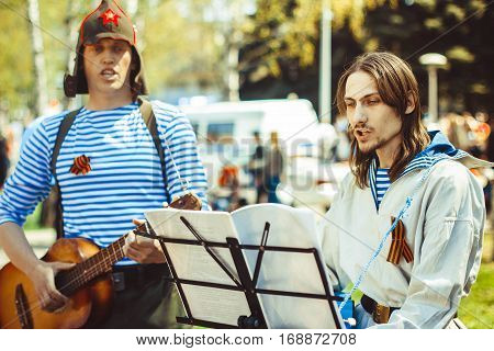 telnyazhkah two musicians sing in the street