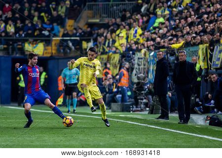 VILLARREAL, SPAIN - JANUARY 8: (L) Sergi Roberto, (R) Sansone during La Liga soccer match between Villarreal CF and FC Barcelona at Estadio de la Ceramica on January 8, 2016 in Villarreal, Spain