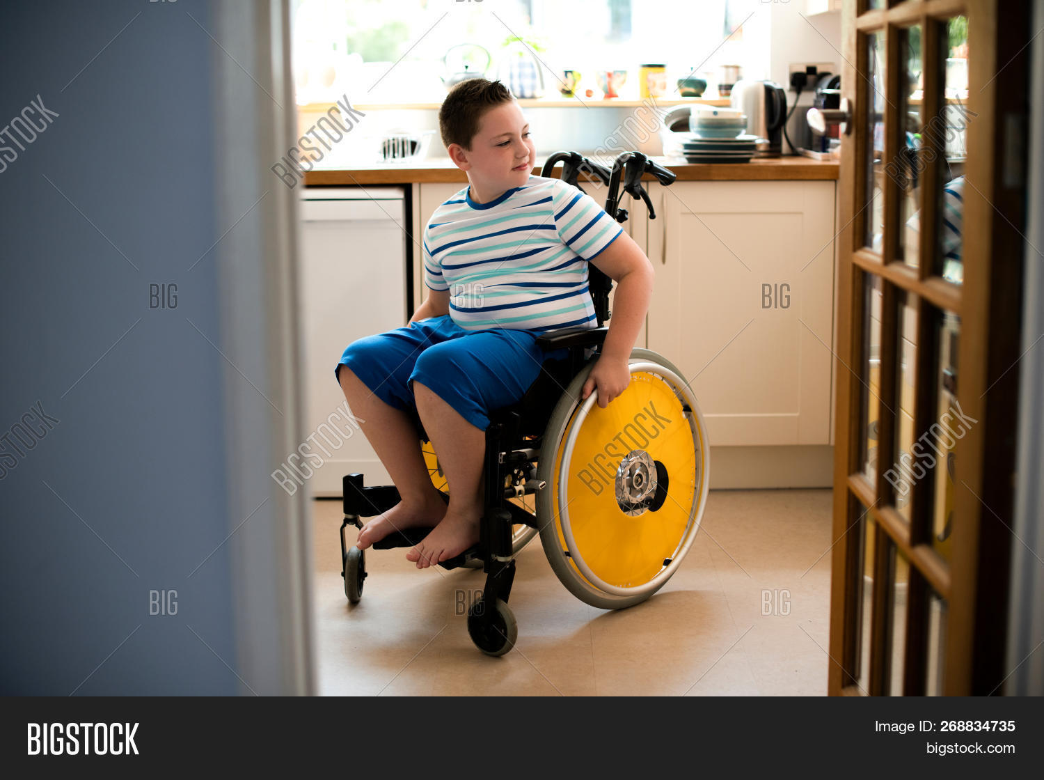 мальчик в инвалидном кресле. маленький мальчик в инвалидном кресле. мальчик в инвалидном кресле фото. коляска для детей инвалидов. коляска для мальчика.