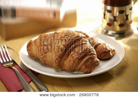 close up billede af croissant og te