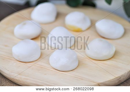 Moji Or Daifuku Or Japanese Moji In The Tray