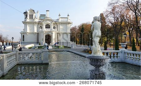 Tambov, Russia, 10-23-2018: Autumn Day In The Estate Of Aseev House 19th Century