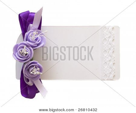 Nota di carta bianca con bella decorazione floreale