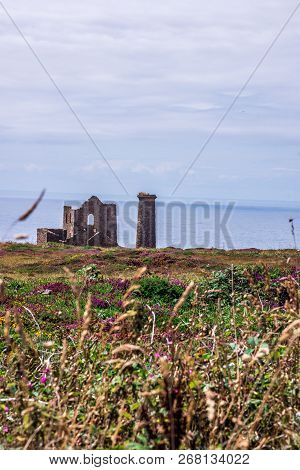Stamps And Wheel Engine House Ruins Wheal Coates Mine On Cliffs Near St. Agnes,  Cornwall, Uk