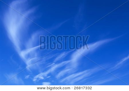 blauen Sommerhimmel mit weißen Wolken