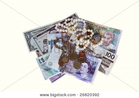 Moneda y joyería aislado en blanco