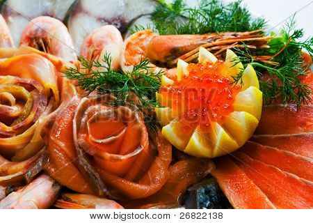 frutti di mare in assortimento con limone e caviale