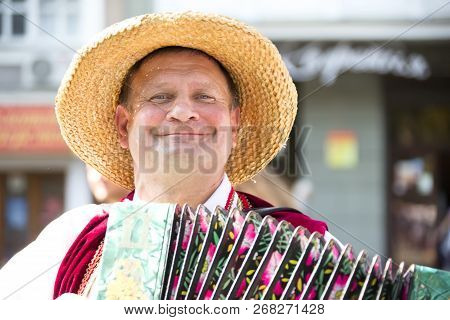 Belarus, The City Of Gomel, September 15, 2018. Holiday City Day. Central Park.a Man In A Straw Hat 
