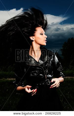 ภาพสาวสวยผมดีขึ้นเก็บบนพื้นหลังของแนวนอน