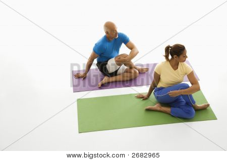 Man en vrouw die zich uitstrekt.