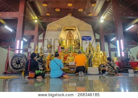Ayutthaya/thailand - 31 December 2015:unacquainted Thailand People Come To Praying Budhha Pose Statu