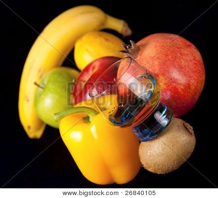  Arreglo de frutas y verduras frescas con brandy aislada en negro