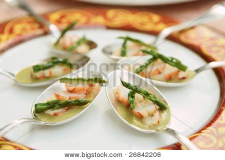 Plato del banquete con cangrejo y espárragos