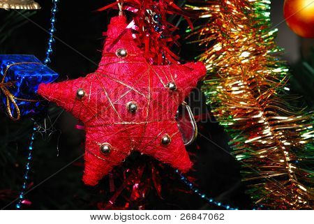 ดาวสีแดงบนต้นเฟอร์ตกแต่งอื่น ๆ ด้วย