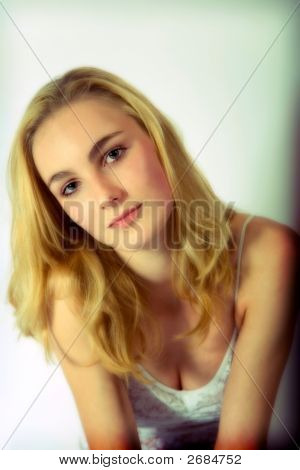 Blond meisje op zoek naar de Camera