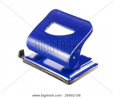 Perforadora de oficina azul sobre fondo blanco