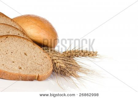 bun isolato e pane con grano