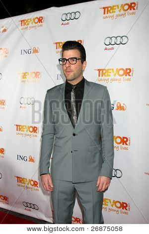 LOS ANGELES - DEC 4: Zachary Quinto dorazí do 