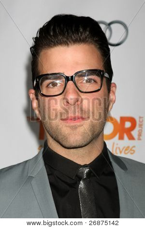 LOS ANGELES - DEC 4: Zachary Quinto dorazí do 
