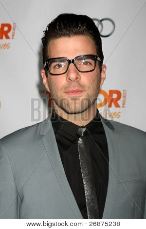 LOS ANGELES - DEC 4: Zachary Quinto dorazí do 