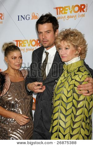 LOS ANGELES - december 4-én: Fergie; Josh Duhamel; Bonny Duhamel megérkezik 