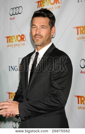 LOS ANGELES - 4 DEC: Eddie Cibrian arriva a 