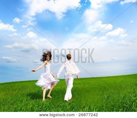 Exploração de par as mãos em um campo de flores