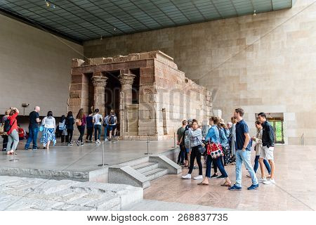 New York City, Usa - June 23, 2018: A Crowd Of Visitors At Egyptian Gallery In The Metropolitan Muse