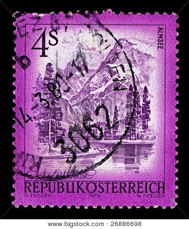 ออสเตรีย-เซอร์กา 1973:A แสตมป์ที่พิมพ์ในออสเตรียแสดงภาพของ Almsee เป็นทะเลสาบในรัฐอัปเปอร์ออสเตรียใน th