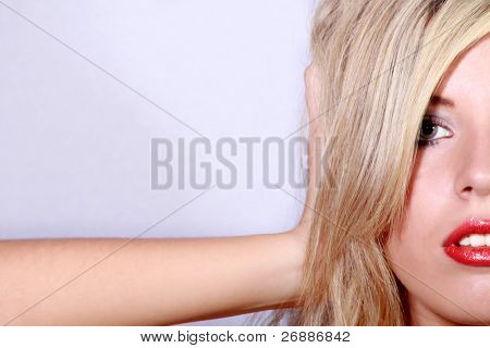 medio rostro de mujer con la mano