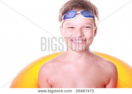 Isolato ritratto di un bambino molto felice nel nuoto glases e cerchio