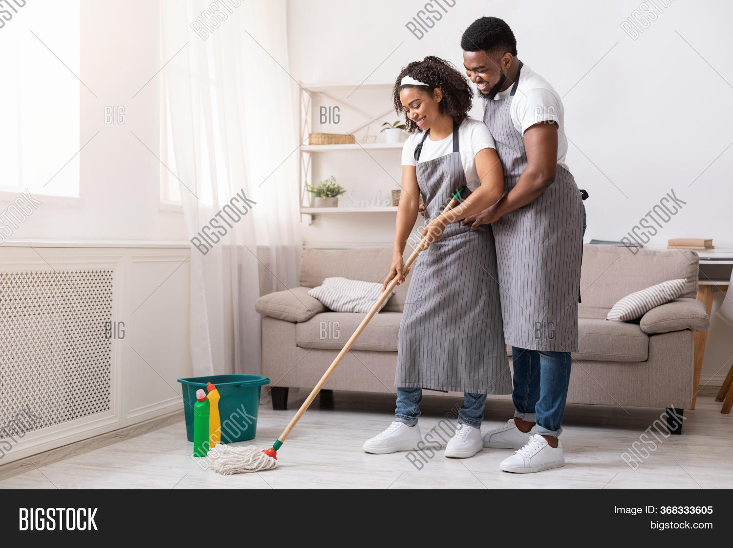 дома=работники мужчины убирают дом. мужчина и женщина по дому. чистка зубов в ванной. жена чистит мужа. Is ir a good idea to share household.