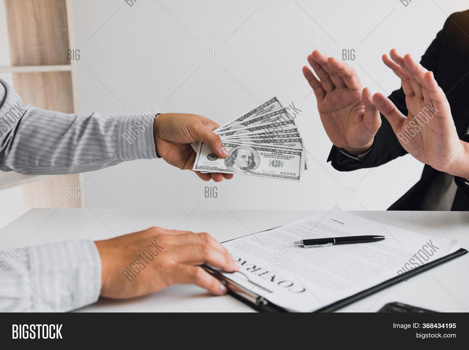 отказ от взятки. человек который дает взятку. дает взятку. коррупция фото. человек отказывается от денег.