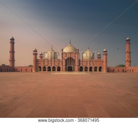 Empty Badshahi Mosque These Days Of Covid 19