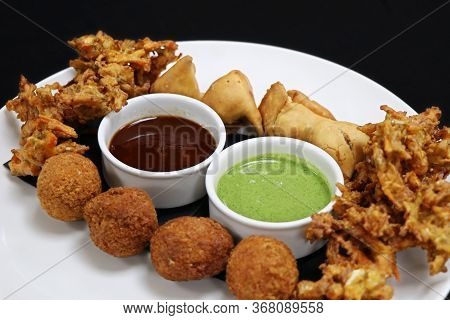 Indian Snack Pakora Plater With Mint And Tamarind Sauce