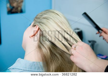 Parrucchiere rende lo Styling dei capelli per la donna di Rake-pettine