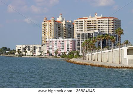 partielle Skyline von Sarasota, Florida, vom Wasser aus gesehen