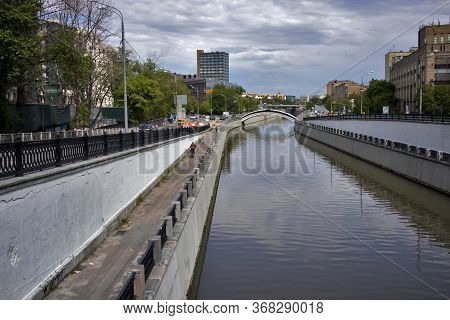 Moscow, Russia - 25 May 2020, View From The Yauzskaya Street To The Yauzu River And Serebryanicheska