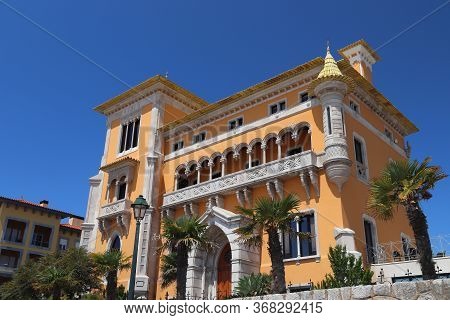 Portugal Landmark. Casa L. Perestrelo De Vasconcelos, Neo-manuelline Style Architecture Mansion In C