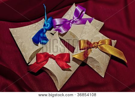 Boîtes de papier sur fond marron