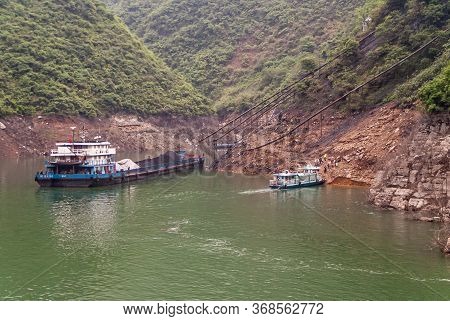 Wushan, Hubei, China - May 7, 2010: Wu Gorge In Yangtze River. Barge On Green Water Is Loaded Up Wit