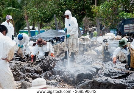 Rayong,thailand-february 8,2013 : Unidentified Workers And Volunteers Are Spraying Chemicals Onto Cr